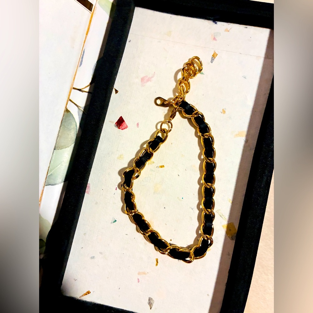 Bracelet of genuine leather chord and faux golden chain, elegant but bold. NEW